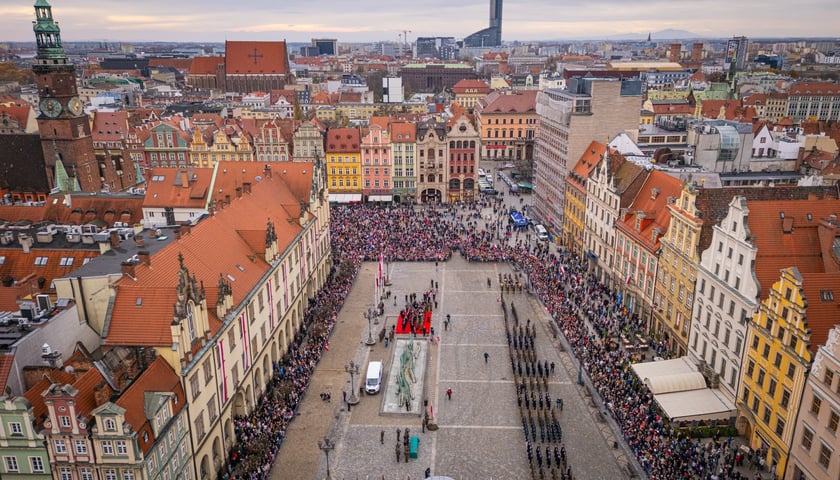 Powiększ obraz: Uroczyste obchody Święta Niepodległości na wrocławskim Rynku