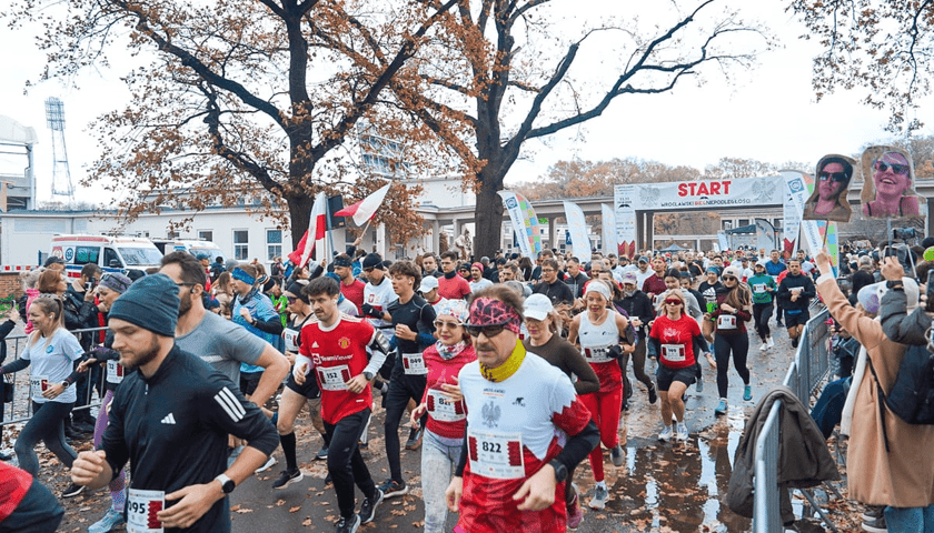 Uczestnicy Wrocławskiego Biegu Niepodległości z Wąsem 2025 , 11 listopada 2025 r.