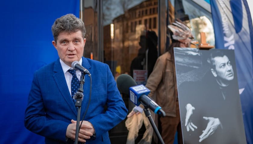 Powiększ obraz: <p>Uroczystość nadania tramwajowi MPK Wrocław imienia Wojciecha Jerzego Hasa &ndash; wiceprezydent Wrocławia Ryszard Kessler</p>