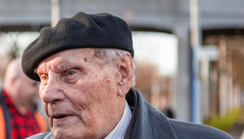 Powiększ obraz: Uroczystość nadania tramwajowi MPK Wrocław imienia Wojciecha Jerzego Hasa – elektryk Henryk Tas pracujący przy filmach Hasa