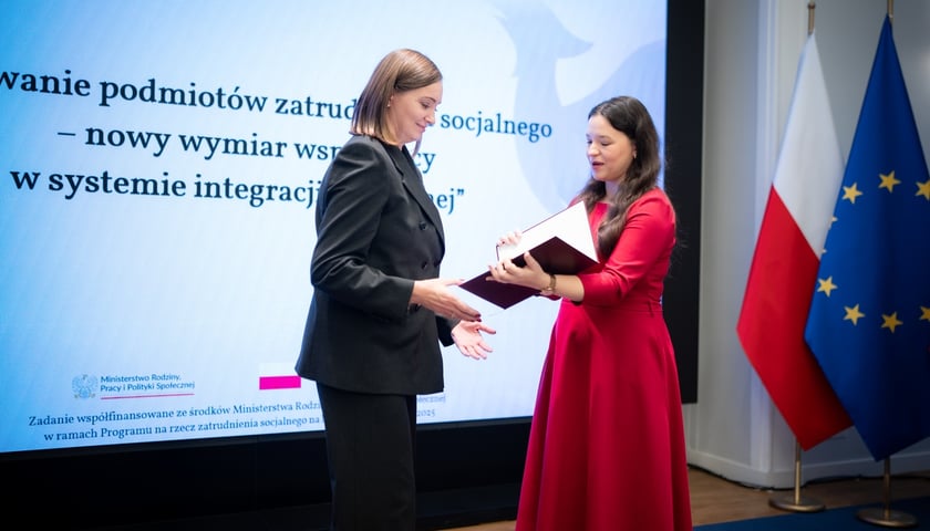 Powiększ obraz: Ewa Żmuda, zastępca dyrektora Wrocławskiego Centrum Integracji  i Katarzyna Nowakowska, wiceminister rodziny, pracy i polityki społecznej (po prawej). Wręczenie nominacji do Rady Zatrudnienia Socjalnego