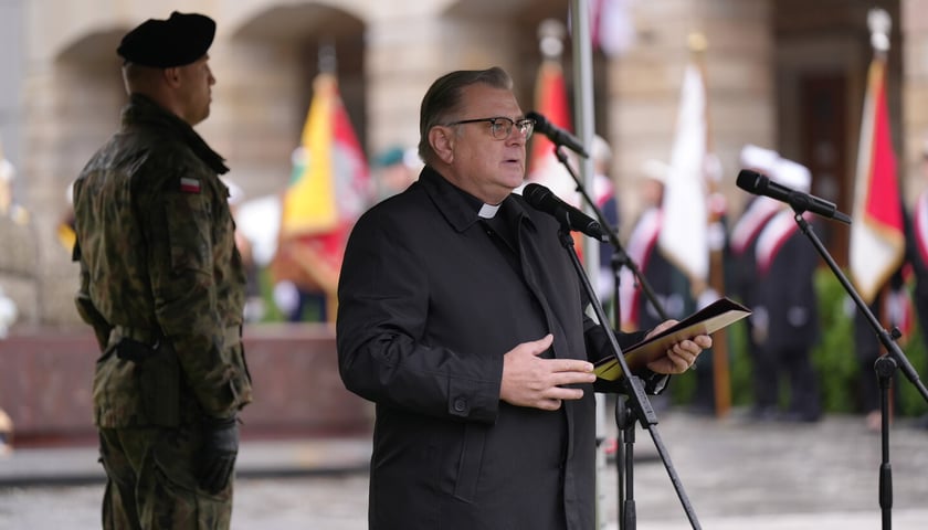 Powiększ obraz: <p class="MsoNormal">Uroczystość złożenia kwiat&oacute;w pod Pomnikiem Martyrologii Profesor&oacute;w Lwowskich w sobotę 15 listopada</p>