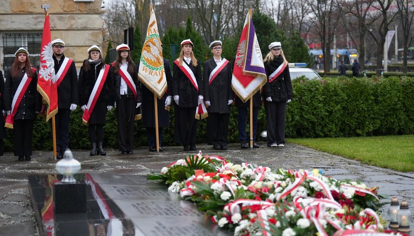 Uroczystość złożenia kwiat&oacute;w pod Pomnikiem Martyrologii Profesor&oacute;w Lwowskich w sobotę 15 listopada