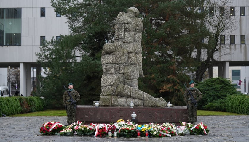 Uroczystość złożenia kwiat&oacute;w pod Pomnikiem Martyrologii Profesor&oacute;w Lwowskich w sobotę 15 listopada