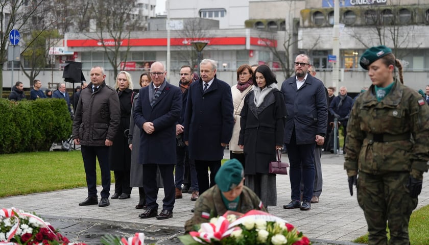 Uroczystość złożenia kwiat&oacute;w pod Pomnikiem Martyrologii Profesor&oacute;w Lwowskich w sobotę 15 listopada