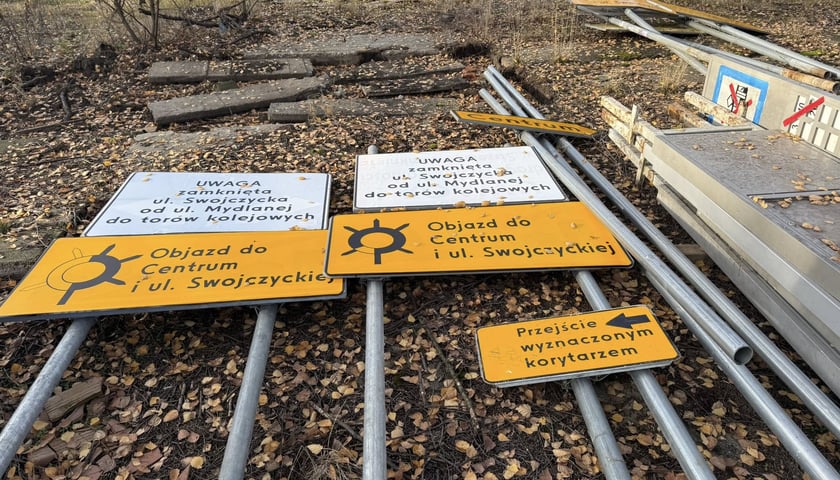 Tabliczki drogowe informujące o objazdach