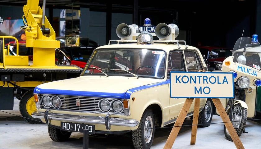 Powiększ obraz: <p>Zabytkowy milicyjny radiow&oacute;z z Muzeum Motoryzacji WENA w Oławie, zdjęcie archiwalne z 2024 roku</p>