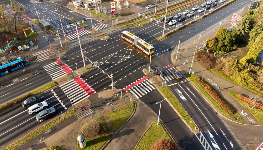 Powiększ obraz: Ulica Walig&oacute;rskiego po remoncie. Wrocław, 16.11.2025. Na zdjęciu skrzyżowanie Walig&oacute;rskiego i al. Karkonoskiej.&nbsp;