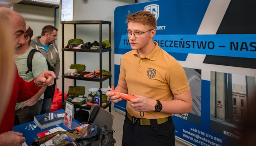 Na stoisku Safety Project, kt&oacute;rego założyciel szkolił po raz drugi wrocławian, można było poznać zastosowanie sprzętu, jaki m&oacute;głby znaleźć się w plecaku ewakuacyjnym