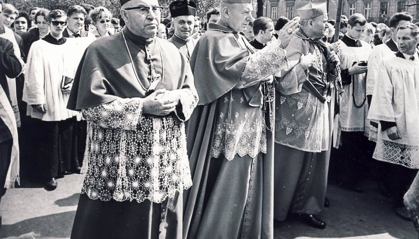 Powiększ obraz: Uroczystości z udziałem kardynałów Bolesława Kominka, Stefana Wyszyńskiego i Karola Wojtyły (od lewej)