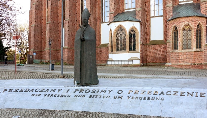 Powiększ obraz: Pomnik Kardynała Bolesława Kominka na Ostrowie Tumskim we Wrocławiu