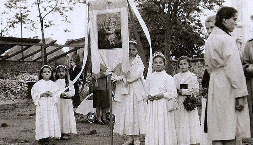 Powiększ obraz: Uroczystości kościelne we Wrocławiu