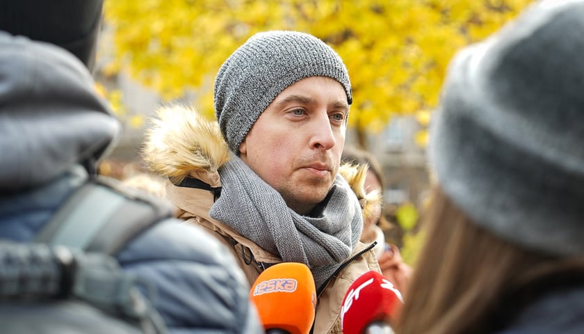 Powiększ obraz: dr Radosław Gil, biolog z Zarządu Zieleni Miejskiej