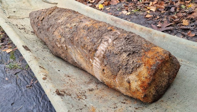 Powiększ obraz: <p>Niewybuch wyjęty z ziemi przy CKU to pocisk artyleryjski 203 mm</p>