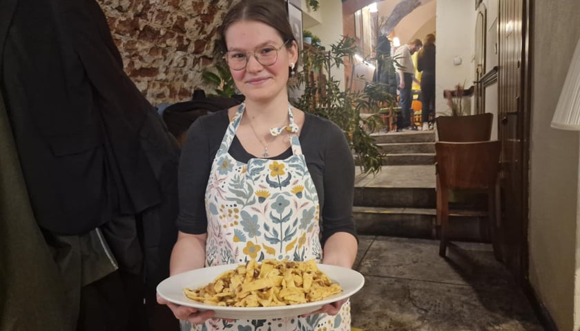 Powiększ obraz: Studenci odtwarzają staropolskie przepisy kulinarne