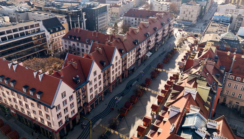 Powiększ obraz: Budowa Wrocławskiego Jarmarku Bożonarodzeniowego, 19 listopada 2025