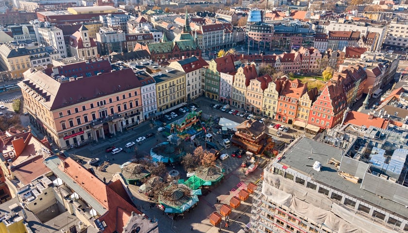 Powiększ obraz: Budowa Wrocławskiego Jarmarku Bożonarodzeniowego, 19 listopada 2025