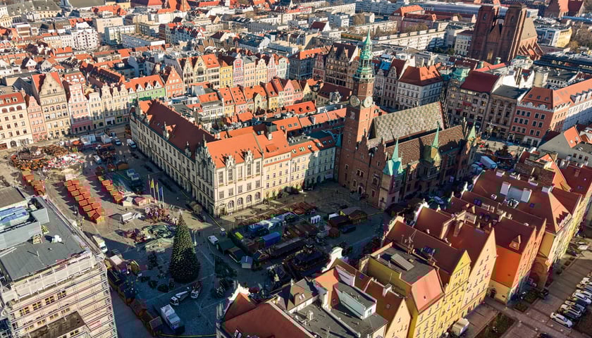 Powiększ obraz: Budowa Wrocławskiego Jarmarku Bożonarodzeniowego, 19 listopada 2025