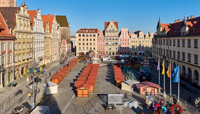 Powiększ obraz: Budowa Wrocławskiego Jarmarku Bożonarodzeniowego, 19 listopada 2025