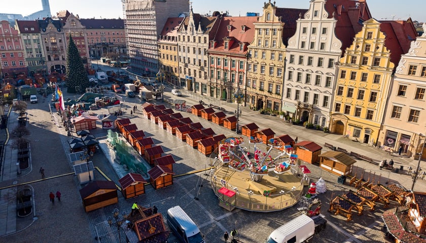 Powiększ obraz: Budowa Wrocławskiego Jarmarku Bożonarodzeniowego, 19 listopada 2025