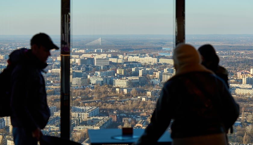 Powiększ obraz: Widok na miasto z wieżowca Sky Tower we Wrocławiu