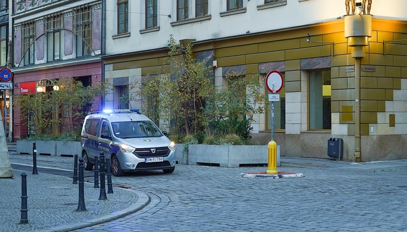 Powiększ obraz: Plac Solny w dniu otwarcia Wrocławskiego Jarmarku Bożonarodzeniowego, 21 listopada 2025