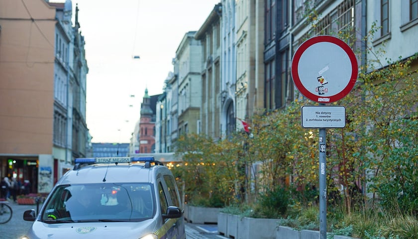 Powiększ obraz: Plac Solny w dniu otwarcia Wrocławskiego Jarmarku Bożonarodzeniowego, 21 listopada 2025