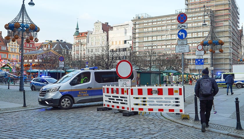 Powiększ obraz: Plac Solny w dniu otwarcia Wrocławskiego Jarmarku Bożonarodzeniowego, 21 listopada 2025