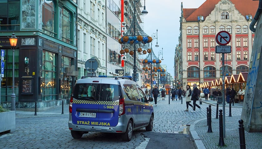 Powiększ obraz: Plac Solny w dniu otwarcia Wrocławskiego Jarmarku Bożonarodzeniowego, 21 listopada 2025