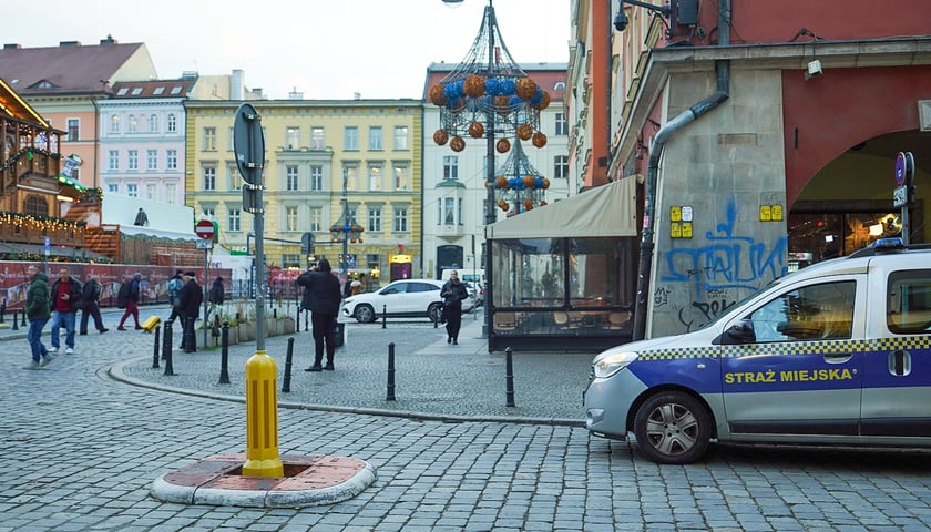 Powiększ obraz: Plac Solny w dniu otwarcia Wrocławskiego Jarmarku Bożonarodzeniowego, 21 listopada 2025
