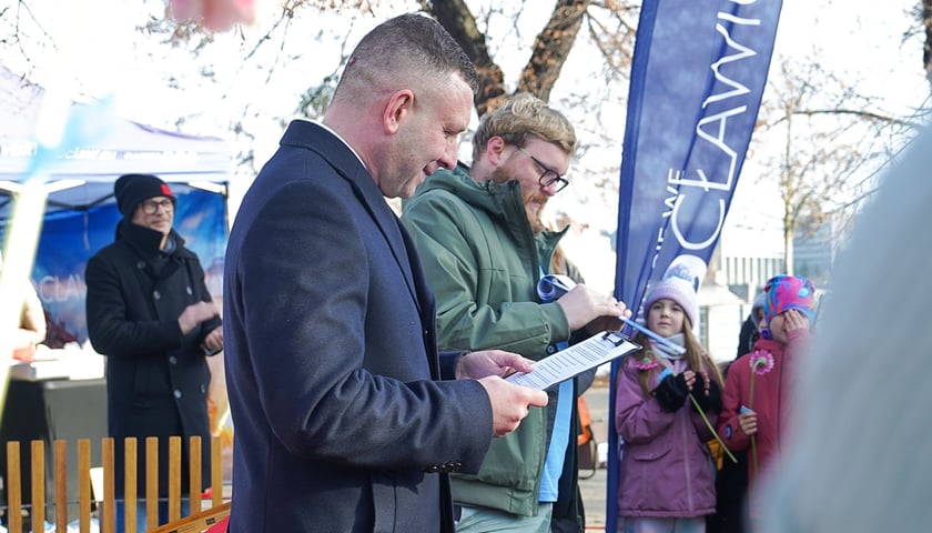 Powiększ obraz: Odsłonięcie Ławeczki Życzliwości na bulwarze Xawerego Dunikowskiego, 21 listopada 2025