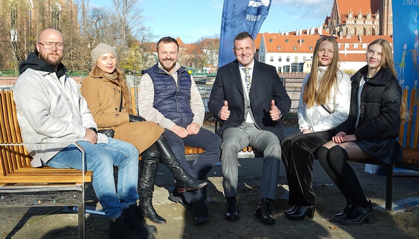 Powiększ obraz: Odsłonięcie Ławeczki Życzliwości na bulwarze Xawerego Dunikowskiego, 21 listopada 2025