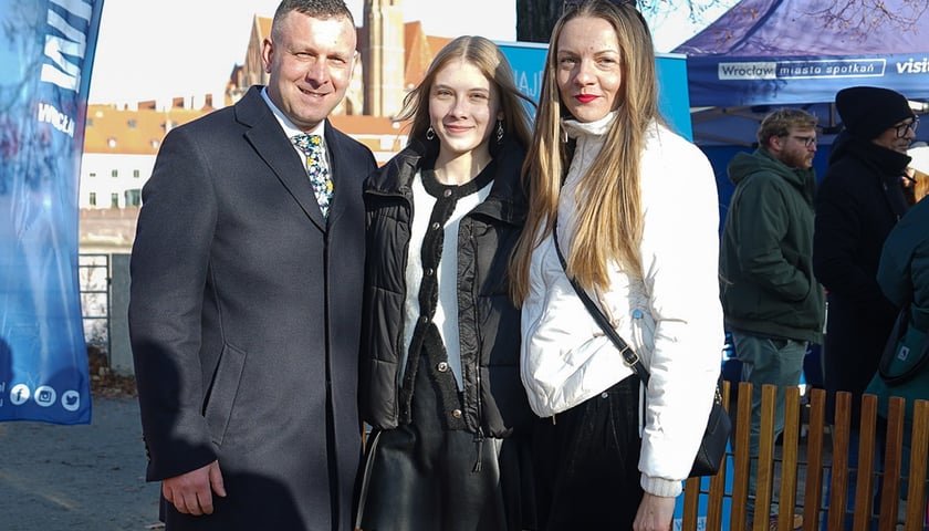 Powiększ obraz: Odsłonięcie Ławeczki Życzliwości na bulwarze Xawerego Dunikowskiego, 21 listopada 2025