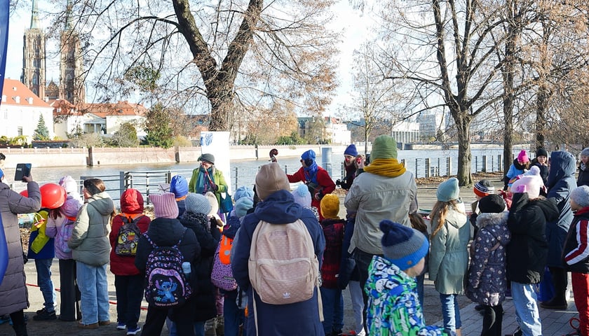 Powiększ obraz: Odsłonięcie Ławeczki Życzliwości na bulwarze Xawerego Dunikowskiego, 21 listopada 2025