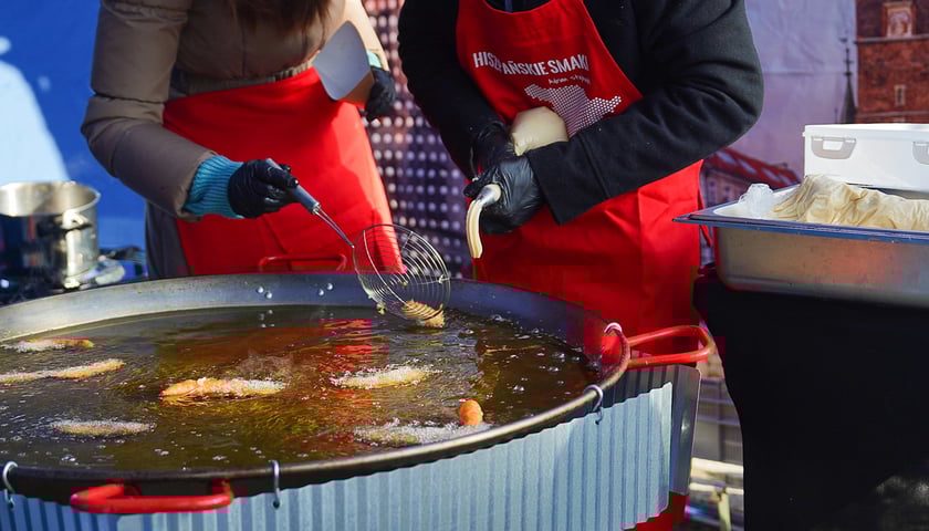 Powiększ obraz: Odsłonięcie Ławeczki Życzliwości na bulwarze Xawerego Dunikowskiego, 21 listopada 2025