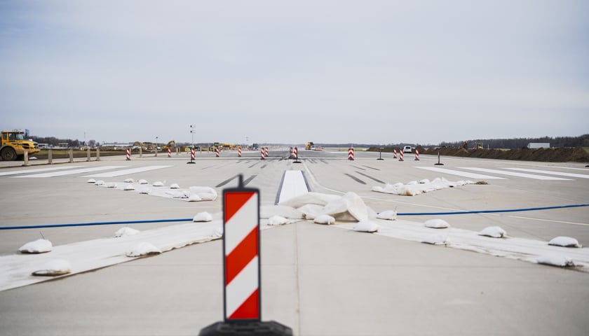 Powiększ obraz: Budowa na wrocławskim lotnisku - powstaje tu m.in droga szybkiego zjazdu, nowa płyta postojowa, płyta do odladzania, droga kołowania o długości 2,5 kilometra