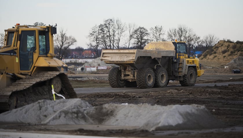 Powiększ obraz: Budowa na wrocławskim lotnisku - powstaje tu m.in droga szybkiego zjazdu, nowa płyta postojowa, płyta do odladzania, droga kołowania o długości 2,5 kilometra
