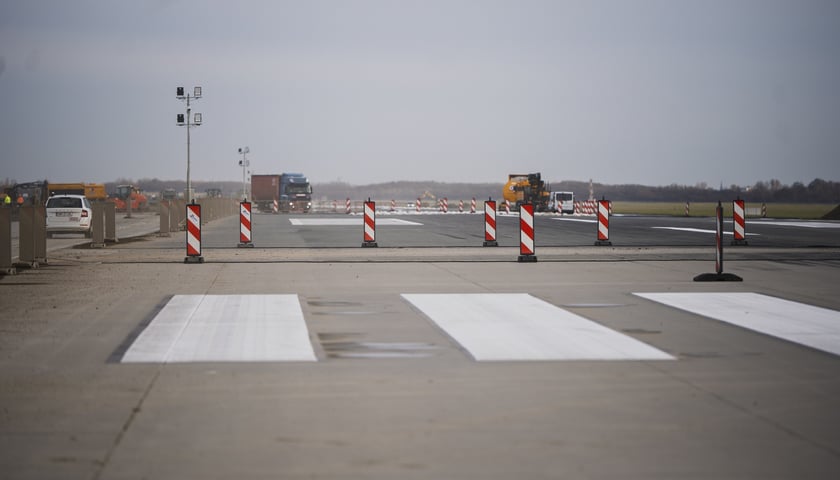 Powiększ obraz: Budowa na wrocławskim lotnisku - powstaje tu m.in droga szybkiego zjazdu, nowa płyta postojowa, płyta do odladzania, droga kołowania o długości 2,5 kilometra