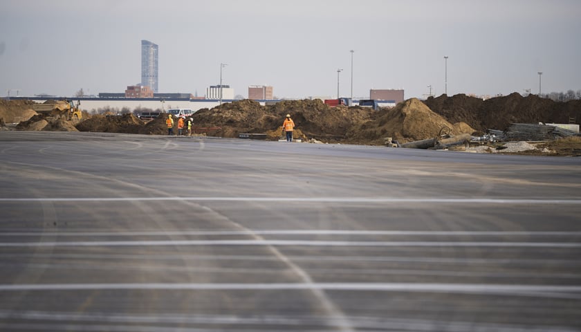 Powiększ obraz: Budowa na wrocławskim lotnisku - powstaje tu m.in droga szybkiego zjazdu, nowa płyta postojowa, płyta do odladzania, droga kołowania o długości 2,5 kilometra