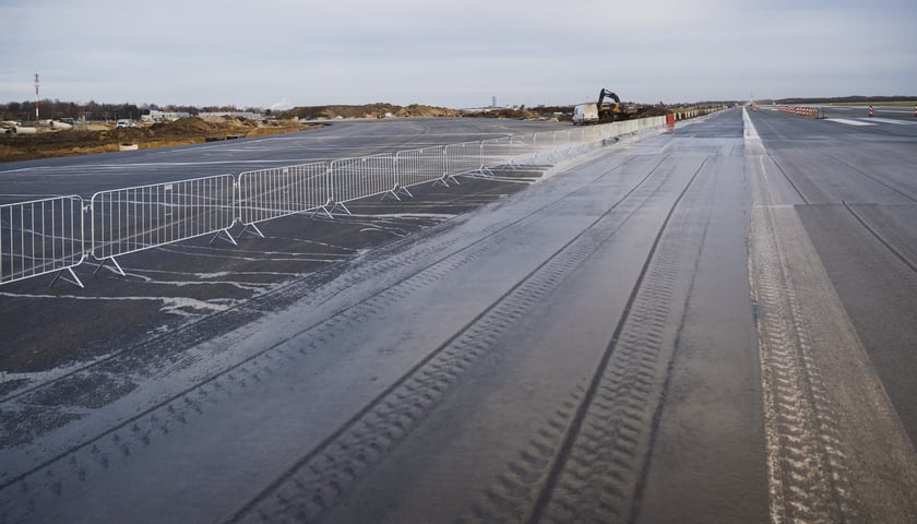Powiększ obraz: Budowa na wrocławskim lotnisku - powstaje tu m.in droga szybkiego zjazdu, nowa płyta postojowa, płyta do odladzania, droga kołowania o długości 2,5 kilometra