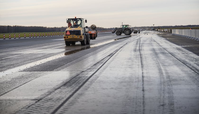 Powiększ obraz: Budowa na wrocławskim lotnisku - powstaje tu m.in droga szybkiego zjazdu, nowa płyta postojowa, płyta do odladzania, droga kołowania o długości 2,5 kilometra