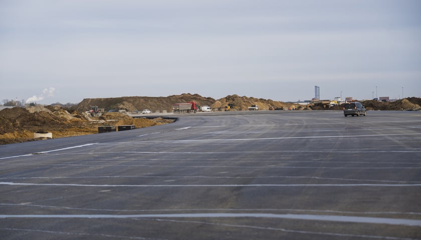 Powiększ obraz: Budowa na wrocławskim lotnisku - powstaje tu m.in droga szybkiego zjazdu, nowa płyta postojowa, płyta do odladzania, droga kołowania o długości 2,5 kilometra