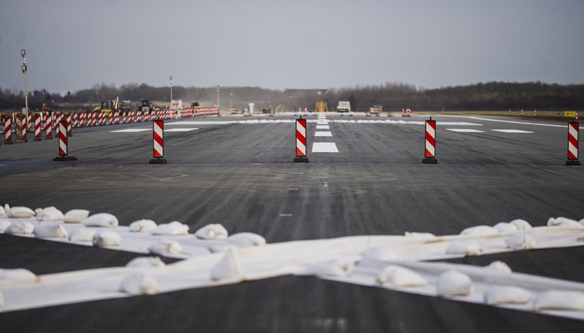 Powiększ obraz: Budowa na wrocławskim lotnisku - powstaje tu m.in droga szybkiego zjazdu, nowa płyta postojowa, płyta do odladzania, droga kołowania o długości 2,5 kilometra