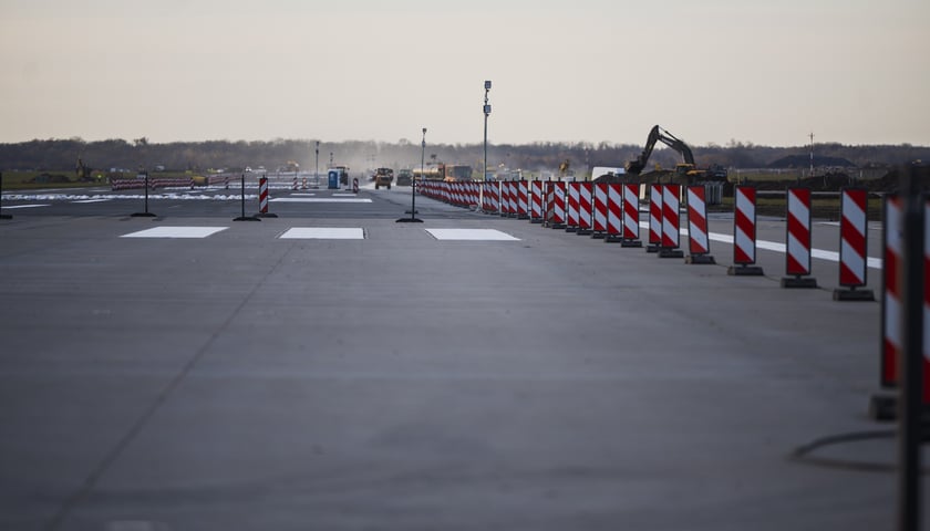 Powiększ obraz: Budowa na wrocławskim lotnisku - powstaje tu m.in droga szybkiego zjazdu, nowa płyta postojowa, płyta do odladzania, droga kołowania o długości 2,5 kilometra
