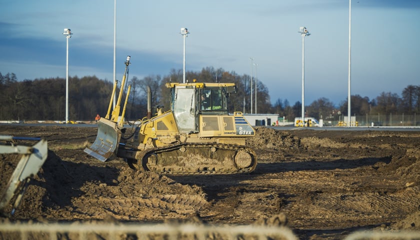 Powiększ obraz: Budowa na wrocławskim lotnisku - powstaje tu m.in droga szybkiego zjazdu, nowa płyta postojowa, płyta do odladzania, droga kołowania o długości 2,5 kilometra