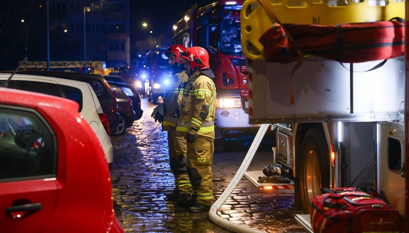 Powiększ obraz: Pożar przy ul. Kruszwickiej - akcja służb