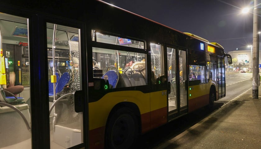 Powiększ obraz: Pożar przy ul. Kruszwickiej - akcja służb