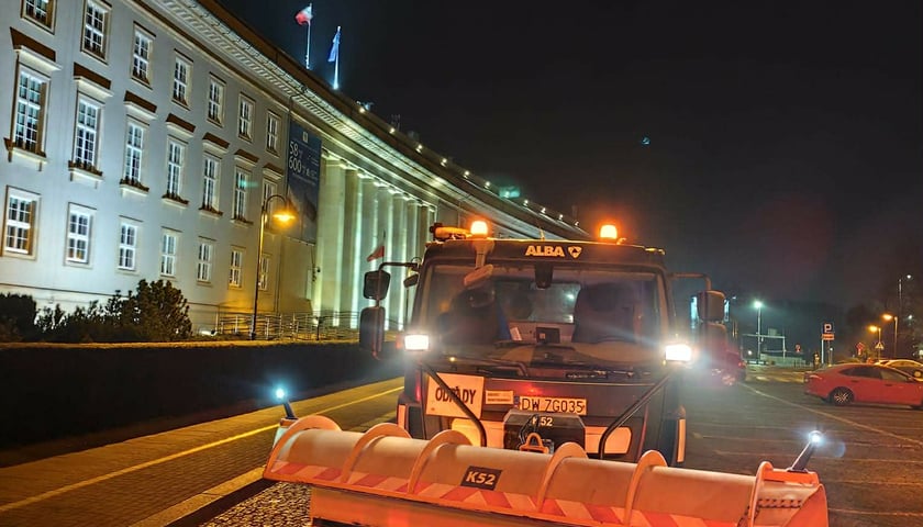 Pługopiaskarki są od rana na mieście - już działają