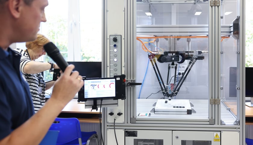 Powiększ obraz: Branżowe Centrum Umiejętności w dziedzinie automatyki przemysłowej w  Lotniczych Zakładach Naukowych