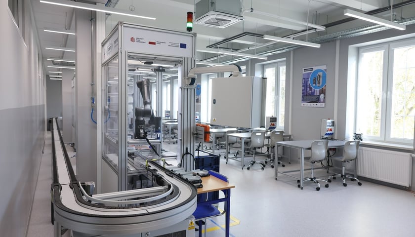 Powiększ obraz: Branżowe Centrum Umiejętności w dziedzinie automatyki przemysłowej w  Lotniczych Zakładach Naukowych